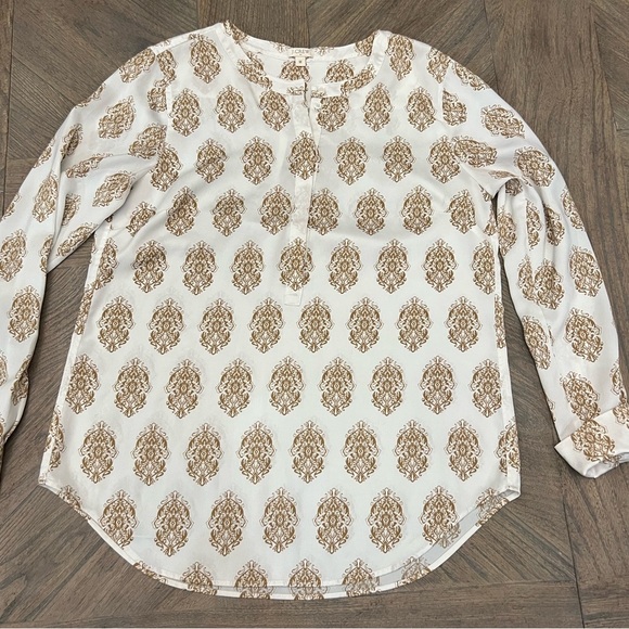 Elegant White and Gold Patterned Women's Top - Picture 6 of 12